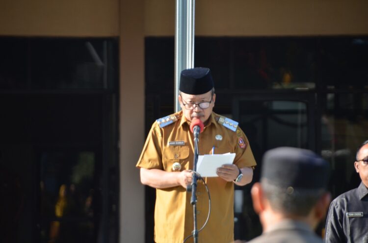 APEL GABUNGAN— Bupati Agam, Dr Andri Warman MM, memimpin apel gabungan yang diikuti oleh seluruh pegawai Kabupaten Agam, Senin (23/9).