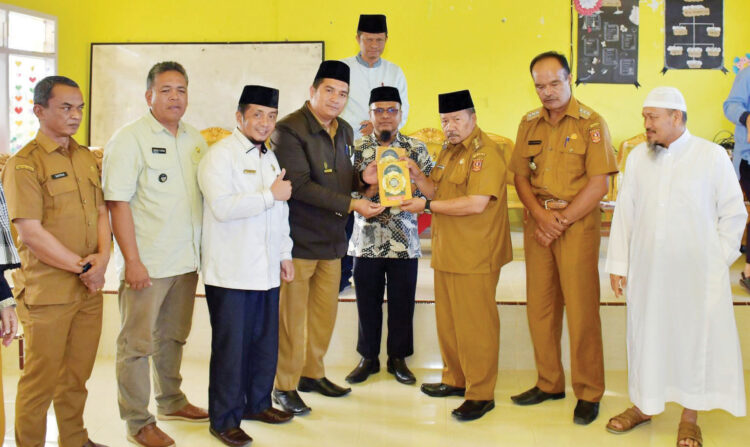 SALURKAN WAQAF— Bupati Agam turun langsung menyalurkan Wakaf Al-Qur’an 
ke Ponpes Tarbiyah MTI Kapau, Selasa (3/9).