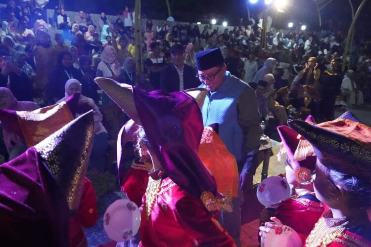Baringin Sakato Fest 1 Berlangsung Meriah 1 TARI KREASI—Berbagai tari kreasi budaya Minangkabau ditampilkan pada acara tahunan Sanggar Baringin Sakato.