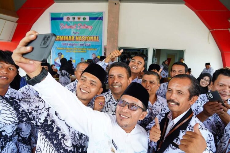 PGRI Tanahdatar Gelar Seminar Nasional 1 Bupati Eka Putra Buka Seminar Nasional PGRI