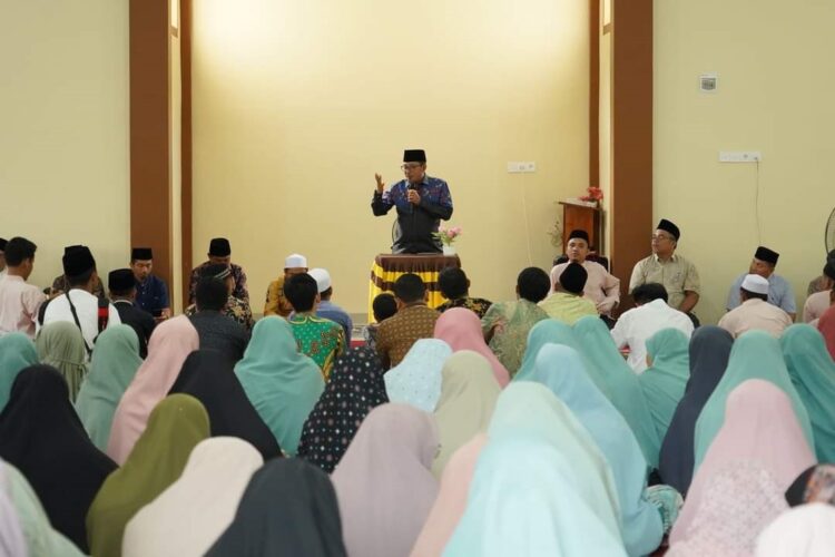 PERINGATAN MAULID NABI— Bupati Eka Putra memberikan sambutan pada acara peringatan Maulid Nabi Muhammad SAW 
di Masjid Jami Al Anshar yang tertelak di komplek Yayasan Pendidikan Islam Terpadu SPM-IT dan SMA-IT Qurata A’yun 
Boarding School, Senin (16/9).