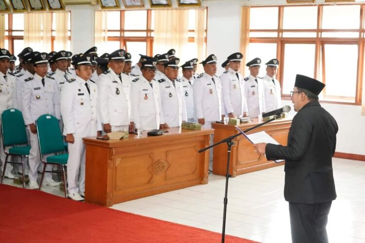 75 Wali Nagari dan BPRN Perpanjangan Masa Jabatan Dikukuhkan 1 PENGUKUHAN— Bupati Tanahdatar Eka Putra bacakan surat keputusan perpanjngan masa jabatan wali nagari se Tanahdatar.