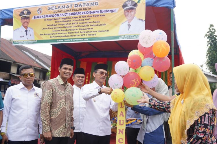 Bupati Hadir Maraton Sosialisasi UHC di Pangkalan dan Kapur IX 1 LEPAS—Bupati Limapuluhkota Safaruddin Dt.Bandaro Rajo saat lepas balon tanda dimulainya acara.