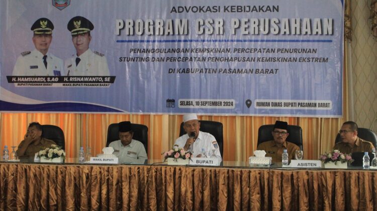 SAMBUTAN—Bupati Hamsuardi, didampingi Wakil Bupati Risnawanto, Asisten II Endang Rirpinta, Kepala Bappelitbangda Ikhwanri, memberikan sambutan saat Rapat Advokasi Kebijakan Program CSR bersama perusahaan-perusahaan yang ada di Pasaman Barat.