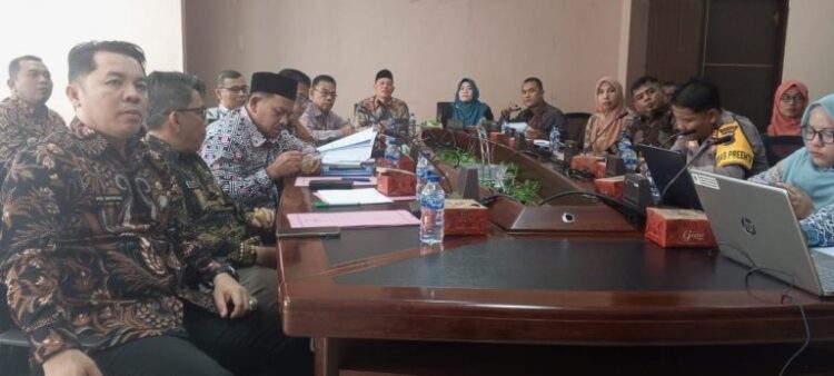 Tim Gugus Tugas Reforma Agraria Gelar Rapat Pertanahan 1 RAPAT PERTANAHAN—Bupati Pasaman Sabar AS, membuka secara resmi rapat pertanahan sidang Tim Gugus Tugas Reforma Agraria Kabupaten Pasaman, di kantor Bupati Pasaman di Lubuk Sikaping, Kamis (20/9).
