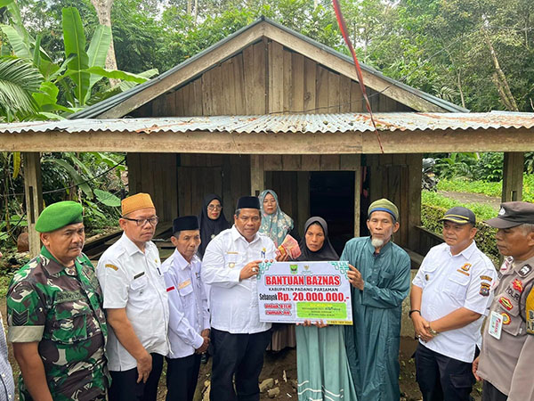 Rumah Orang Tua Nia Direhab Baznas 1 SERAHKAN BANTUAN REHAB RUMAH— Bupati Padangpariaman Suhatri Bur menyerahkan bantuan rehab Rumah Tidak Layak Huni (RTLH) untuk Eli Marlina, orang tua dari almarhumah Nia Kurnia Sari, di Korong Pasa Surau, Nagari Guguak Kecamatan 2x11 Kayu Tanam, Padangpariaman.
