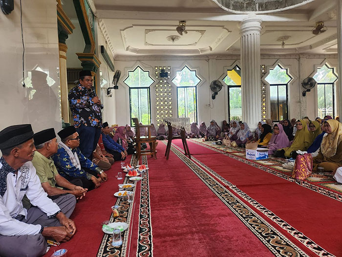 Suhatri Bur: Wujudkan Padangpariaman Religius dan Terus Berkelanjutan 1 SAMBUTAN—Bupati Padangpariaman Suhatri Bur berikan sambutan saat pertemuan bulanan dengan Majelis Taklim Kecamatan Lubuk Alung.