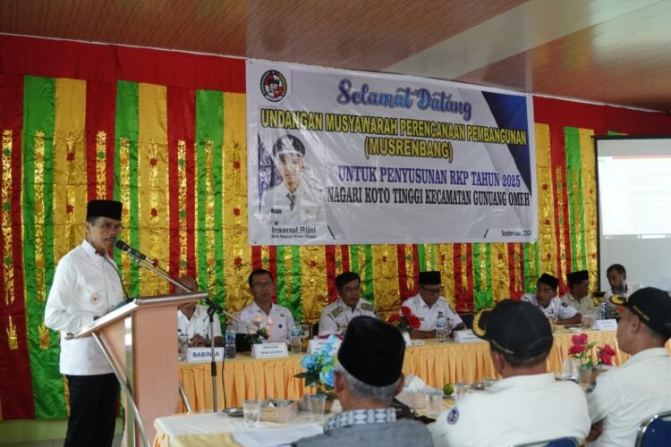 SAMBUTAN—Bupati Limapuluhkota Safaruddin Dt Bandaro Rajo, memberikan sambutan saat membuka musrenbang.