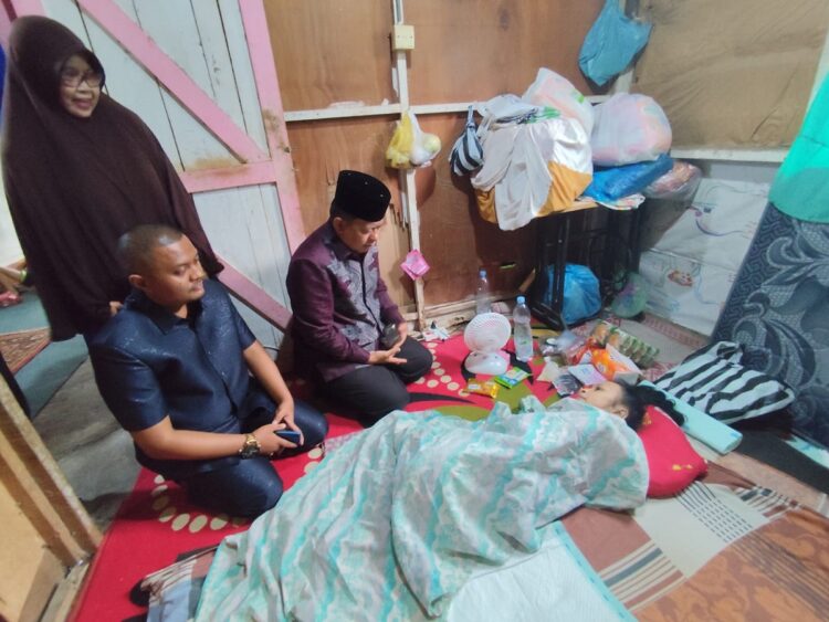 YB. Dt. Parmato Alam Kunjungi Meri Penderita Tumor Ganas 1 KUNJUNGI—Calon Wali Kota Payakumbuh YB.Dt.Parmato Alam bersama Kader Golkar Boy Sandy yang juga ketua DPRD Kota Payakumbuh sementara kunjungi korban.