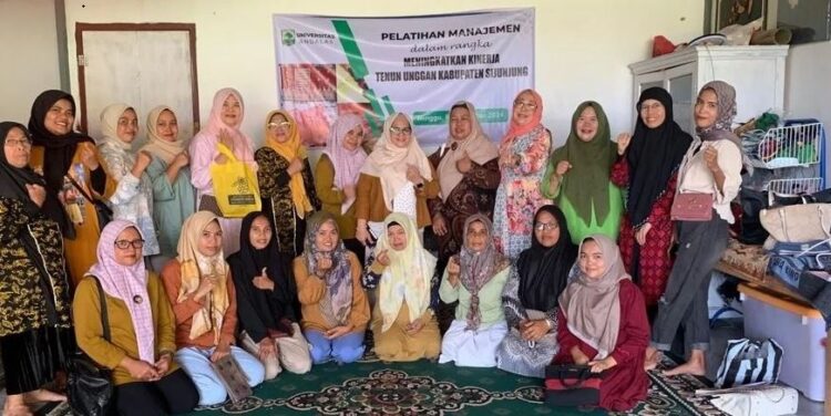 Unand Berkolaborasi dengan Univ Dharma Andalas, Lakukan Pengabdian Kerajinan Tenun 1 TIM FOTO BERSAMA —Terlihat tim pengabdian masyarakat dengan perajin tenun unggan foto bersama.
