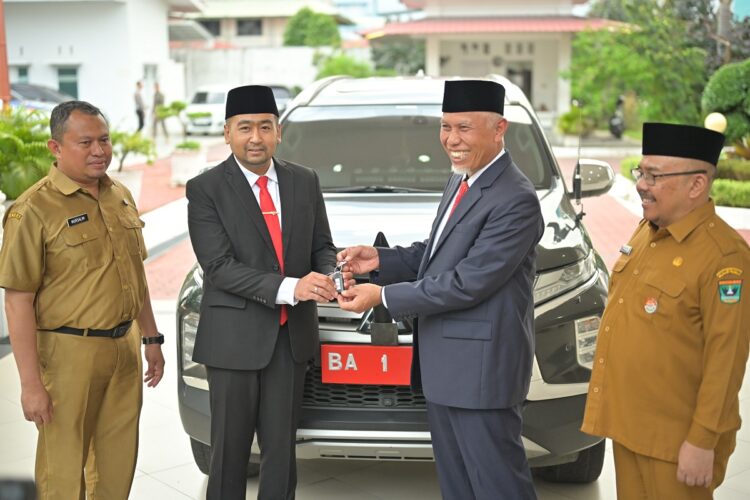 SERAHKAN MOBIL DINAS DAN KUNCI RUMDIN— Usai prosesi penyerahan tugas di Auditorium Istana Gubernuran, Mahyeldi menyerahkan secara simbolis kunci rumah dinas, kunci kendaraan dinas, dan segenap fasilitas kedinasan lain kepada Biro Umum Setdaprov Sumbar, untuk kemudian digunakan oleh Wagub Audy Joinaldi.