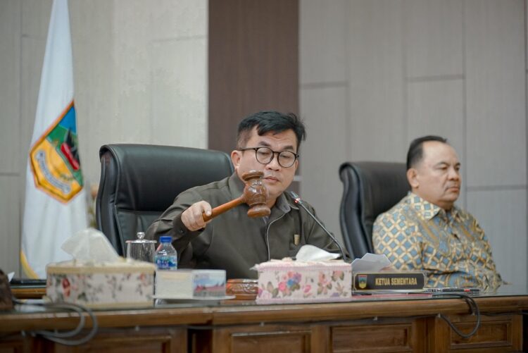 DPRD Solsel Sepakat Usulkan Martius Jadi Ketua DPRD Defenitif 1 USULKAN—Maritus secara resmi diusulkan menjadi Ketua Dewan Perwakilan Rakyat Daerah (DPRD) Kabupaten Solok Selatan Defenitif untuk masa jabatan 2024 - 2029.