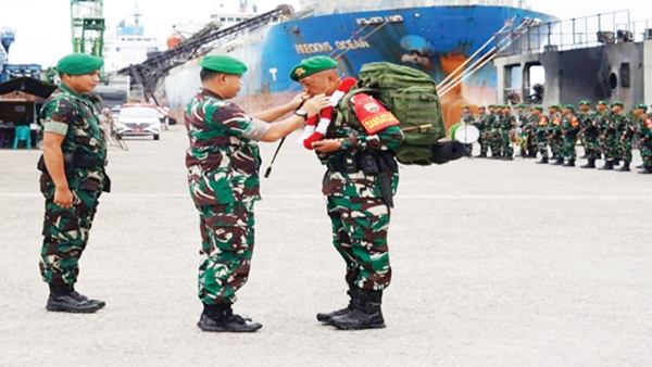 KEPULANGAN PRAJURUT— Danrem 032/Wirabraja Brigadir Jenderal TNI Wahyu Eko Purnomo, menyambut langsung kedatangan 395 Prajurit Yonif 133 Yudha Sakti Padang usai menjalankan misi Satgas Pamtas RI PNG 2023, di Pelabuhan Dumai, Minggu (15/9).