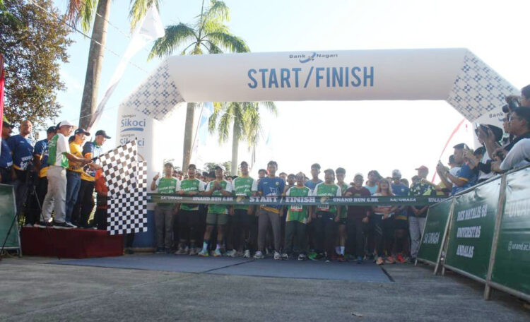 Dies Natalis Unand ke-68, Ribuan Peserta ikuti Jalan Sehat, Fun Bike hingga Unand Run 6,8 K 1 UNAND RUN— Rektor Unand, Efa Yonedi melepas peserta Unand Run 6,8 K sebagai rangkaian dari Dies Natalis Unand ke-68, Minggu (22/9).