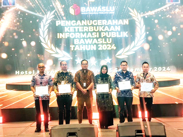 TERIMA PENGHARGAAN— Bawaslu Sumbar kembali menerima penghargaan Informatif dari hasil monev Keterbukaan Informasi Bawaslu 2024, Kamis (5/9) yang lalu di Tanggerang.
