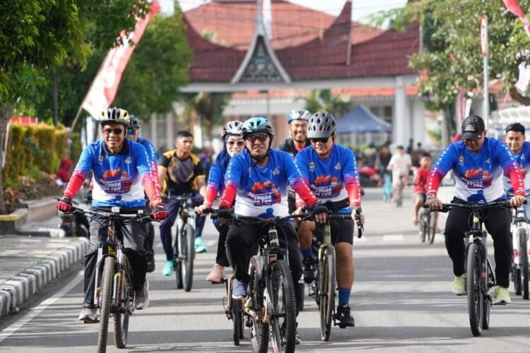 Dilepas Bupati Eka Putra Gowes Bareng Luhak nan Tuo 3 Diikuti 1.800 Peserta