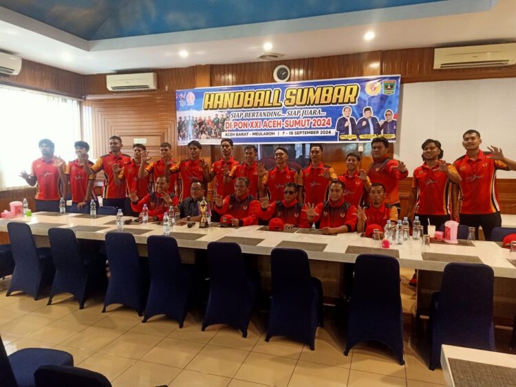TIM BOLA TANGAN— Tim Bola Tangan Sumbar dilepas secara simbolis oleh Ketum ABTI Sumbar, Suhatri Bur, Rabu (4/9).