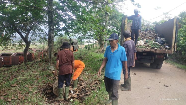 Kelola Sampah secara Maksimal, 40 Orang Personel Goro di TPA 1 GORO—Terlihat petugas Dinas Lingkungan Hidup Kota Solok saat melakukan pembersihan TPA Regional.