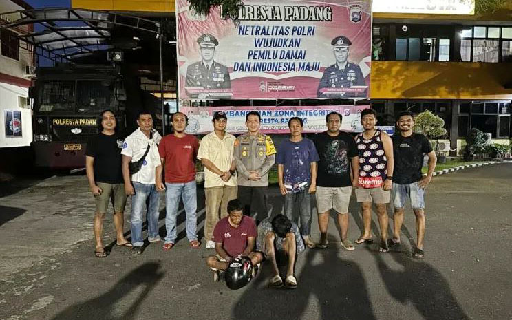 Pencuri Besi Rel Ditangkap, PT KAI Divre 2 Sumbar Alami Kerugian Rp 5 Juta 1 PENCURI BESI REL— Sat Reskrim Polresta Padang menangkap dua pria yang melakukan pencurian tujuh batang besi rel sepanjang 1,5 meter milik
PT KAI Divre 2 Sumbar.