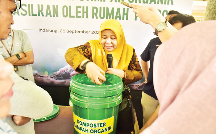 Dukung Padang Bergoro, Semen Padang Gelar Pelatihan Pembuatan Kompos 1 PEMBUATAN KOMPOS— Direktur Bank Sampah Panca Daya Kota Padang, Mina Dewi Sukmawati memberikan cara pembuatan kompos untuk mengurangi sampah organik rumah tangga, bertempat di halaman kantor Unit Safety Health Environment (SHE) Semen Padang.