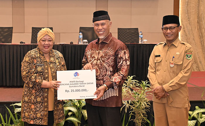 Hadirkan Pustaka di Setiap Nagari dan Desa, Tingkat Literasi Masyarakat Sumbar Nomor 4 Tertinggi Nasional 1 PENINGKATAN PENDAMPING LITERASI— Gubernur Sumbar Mahyeldi Ansharullah bersama
Pustakawan Ahli Utama Perpusnas RI, Woro Titik Haryanti dan Kepala Dinas Kearsipan dan Perpustakaan Sumbar, Jumaidi pada kegiatan Peningkatan Pendamping Literasi Perpustakaan Sekolah/Madrasah,
Selasa, (25/6) di Padang.