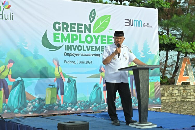 Berhasil Kelola Lingkungan Hidup, Gubernur Mahyeldi 3 Kali Berturut-turut Raih Penghargaan dari Kementerian LHK 1 BERIKAN SAMBUTAN— Gubernur Sumbar, Mahyeldi Ansharullah memberikan sambutan
saat peringatan Hari Lingkungan Hidup se-Dunia beberapa waktu lalu.