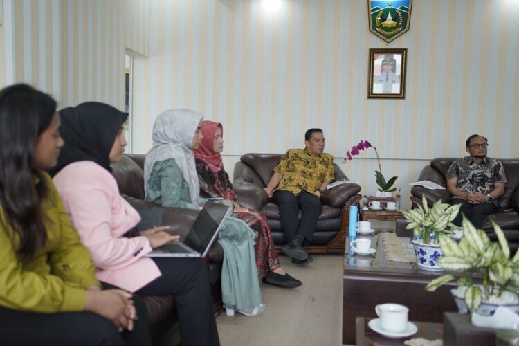 Bakal Digelar di Padang Panjang, Festival Pasar Ekraf dan Hari Keselamatan Berlalu Lintas 1 DISKUSI— Penjabat (Pj) Wali Kota, Sonny Budaya Putra melakukan diskusi bersama Kepala Bidang Ekonomi Kreatif Dinas Pariwisata Provinsi Sumatera Barat, Wahendra.W, ST, MM dan dinas terkait lainnya, Kamis (12/9).