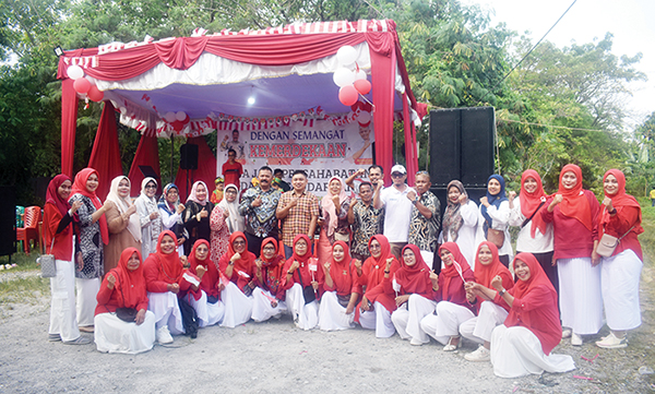 SYUKURAN— Pengurus LPM Pengurus Pemuda Parak Laweh Pulau Aia Nan. XX, Kecamatan Lubuk Begalung periode 2024-2029, berfoto bersama usaia acara syukuran dengna serta Lurah Parak Laweh Pulau Aia Nan. XX, Gustaf Evendi, Sabtu (31/8).