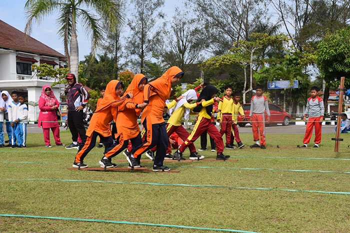 Peringatan Harganas, Disdikpora Gelar Lomba Tradisional Tingkat SD 1 LOMBA TRADISIONAL—Disdikpora Kota Pariaman menggelar acara Lomba Olahraga Tradisional Tingkat SD se-Kota Pariaman, kemarin.