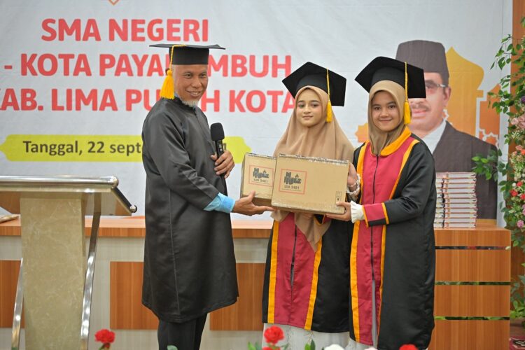 Gubernur Mahyeldi Beri Hadiah Laptop untuk Dua Hafizah 30 Juz 1 HADIAH— Gubernur Mahyeldi Beri Hadiah Laptop untuk Dua Hafizah 30 Juz di Payakumbuh