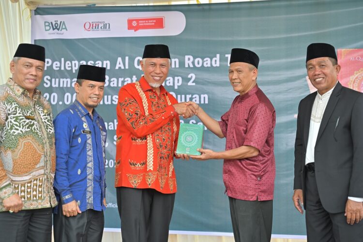 SERAHKAN AL QURAN— Gubernur Sumbar Mahyeldi serahkan Al Quran di Pondok Pesantren Modern Manahijussadat 3 Salimpaung, Kabupaten Tanah Datar.