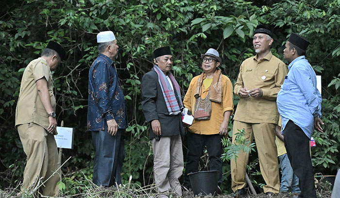 Melalui Program Perhutanan Sosial, Gubernur Sumbar Tingkatkan Pendapatan Petani Hutan 1 TANAM POHON— Gubernur Mahyeldi menanam pohon saat momentum penyerahan SK Bupati Pasaman Barat pada Masyarakat Hukum Adat Tinggam Talu dan Silawai Air Bangis Pasaman Barat.