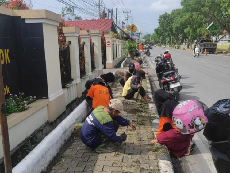 Jaga Kebersihan Lingkungan, DLH Kerahkan Petugas 1 AKSI BERSIH—Terlihat petugas DLH sedang berjibaku bersihkan lingkungan di sepanjang Jalan Lubuk Sikarah, Kota Solok.