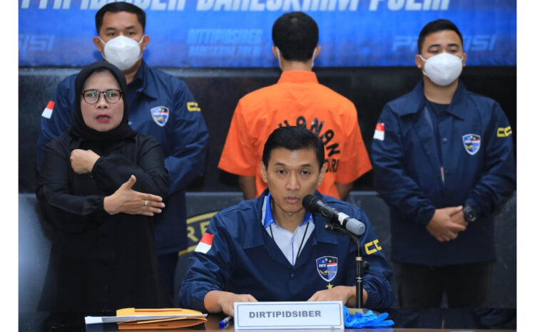 Bareskrim Tangkap Oknum Guru Honorer Pembobol Sistem BKN 1 BOBOL SISTEM—Direktur Tindak Pidana Siber Bareskrim Polri Brigjen Himawan Bayu Aji saat konferensi pers penangkapan guru honorer yang terlibat pembobolan sistem BKN.