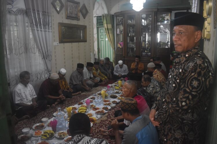 SYUKRAN— Anggota DPRD Kota Padang Rusdi,ST,MT memberikan sambutan saat acara syukuran di rumahnya, Selasa(17/9).