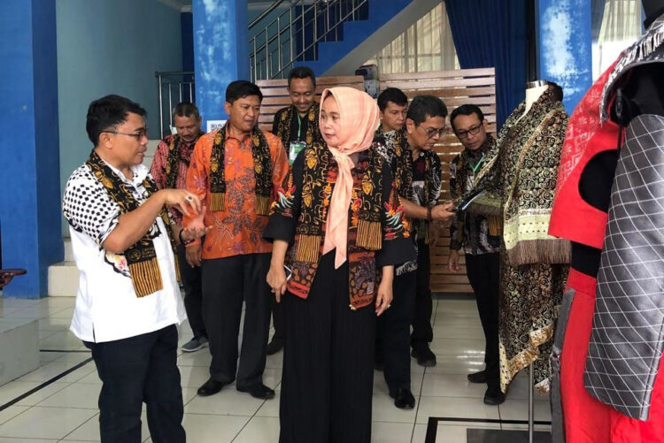 Hadiri Kriya Expo ke-7, Promosikan Industri Kreatif Lokal 1 KRIYA EXPO—Cece saat menyaksikan Kriya Expo ke-7 berupa pameran.
