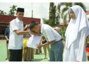 Untuk Siswa Baru SMA dan SMK di Solsel, Hampir Lima Ribu Pasang Seragam Dibagikan