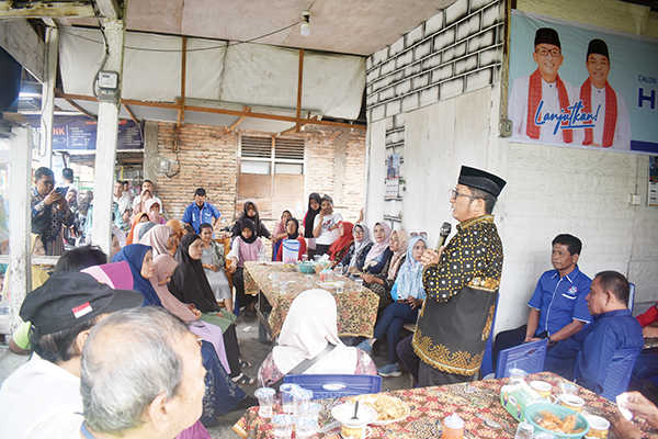 Program Padang Hebat Terus Berlanjut, Hendri Septa Dapat Dukungan Penuh Warga 1 SILATURAHMI— Hendri Septa, Calon Walikota Padang silaturahmi dengan warga Parak Laweh Kecamatan Lubuk Begalung didampingi Jupri Wakil Ketua DPRD Padang, dan dihadiri ratusan warga.