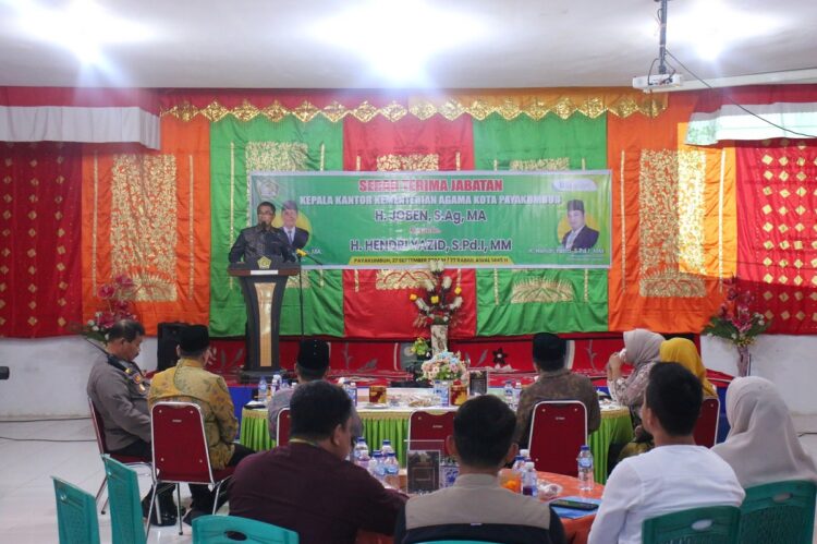 Hendri Yazid Siap Lanjutkan Program dan Inovasi di Kemenag 1 SAMBUTAN— Sekdako Payakumbuh Rida Ananda dalam sambutan saat serah terima jabatan Kepala Kantor Kemenag Kota Payakumbuh.