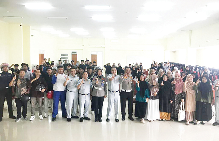 Tingkatkan Kesadaran Berkendara, Honda Hayati Gandeng UIN IB Padang 1 SEMINAR— Menggandeng PT. Jasa Raharja Sumbar, PT. HPM menggelar seminar dengan tema “Bangga menjadi Generasi #Cari_Aman” yang diikuti oleh 150 orang peserta dari UIN IB Padang.