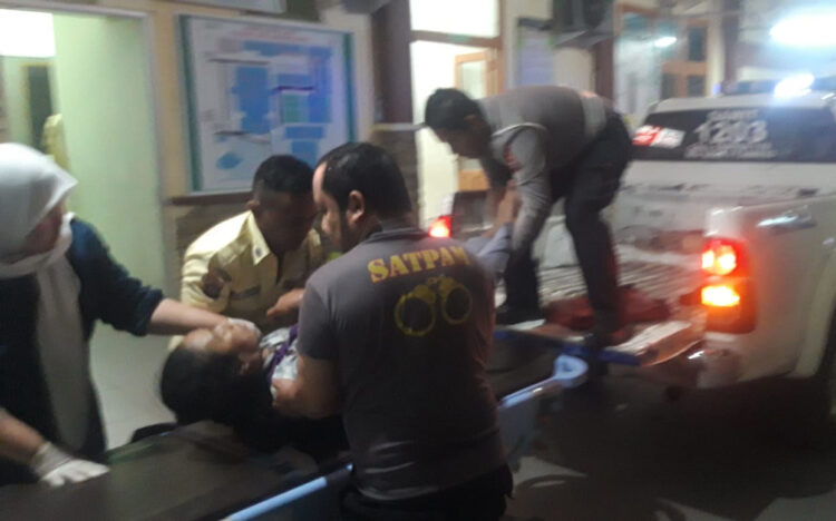 Kecelakaan Maut Bus Pastra dengan Truk Hino, 2 Tewas dan 4 Luka-luka 1 KECELAKAAN—
Korban meninggal dan korban luka akibat kecelakaan Bus Pastra dengan truk di jalan Jorong Pasaman Baru, Nagari Lingkuang Aur, Kabupaten Pasbar, dibawa ke rumah sakit.