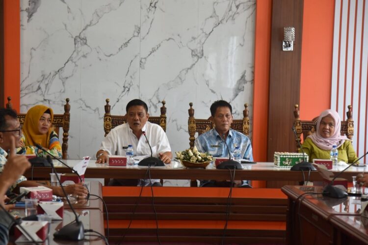 Di Balik Perselisihan Pj Wako dengan 38 ANS, Tidak Diberikan Sanksi, Roberia Telah Memaafkan 1 JUMPA PERS— Plt Sekda Yaminu Rizal, Asisten II Elfis Candra, Inspektur Alfian Harun, Kepala Bappeda Hendri, Kepala BPKPD Buyung Lapau, Staf Ahli Hertati Taher, dan beberapa kepala OPD lainya saat jumpa pers.