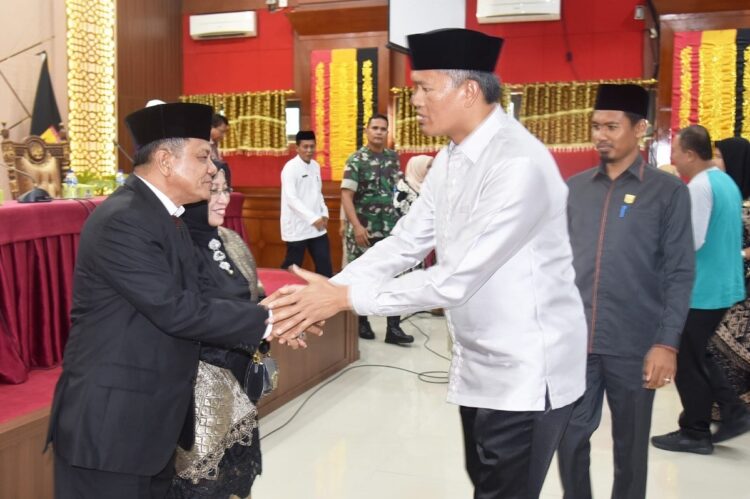 Pj Sekda Kota Pariaman Yaminu Rizal Dilantik 1 UCAPAN SELAMAT— Pj Wali Kota Pariaman Roberia memberikan selamat kepada Pj Sekda Kota Pariaman Yaminu Rizal yang baru dilantik.