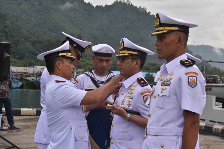 Dansatrol Pimpin Sertijab Komandan KRI KLB-826, Mayor Laut (P) Rohi King Dini Pegang Tampuk Pimpinan 1 UPACARA SERTIJAB— Inspektur Upacara (Irup) Dansatrol Kolonel Laut (P) Alamsyah Putra Tanjung, pada upacara Sertijab di dermaga Satrol Bungus, dan dihadiri Prajurit Satrol Lantamal II, Kamis (19/9).