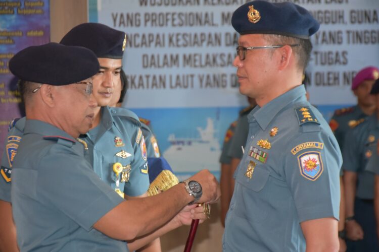KUKUHKAN—Danlantamal II Laksamana Pertama TNI Sarimpunan Tanjung saat mengukuhkan pejabat baru Asops Letkol Laut (P) Cahyo Pamungkas.