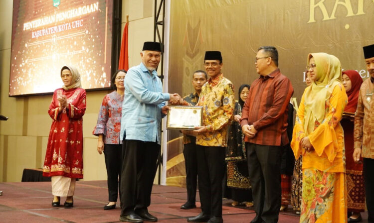 Capai 95,20 Persen, KabupatenLimapuluh KotaSukses CapaiTarget UHC 1 TERIMA SERTIFIKAT— Bupati Limapuluh Kota Safaruddin Dt Bandaro Rajo menerima sertifikat UHC dari
Gubernur Sumbar, Mahyeldi.