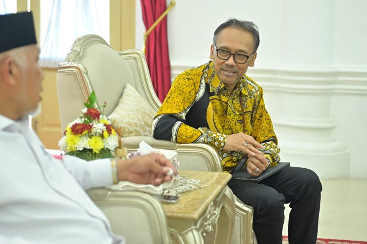 MENERIMA—Gubernur Sumbar Mahyeldi saat menerima kunjungan Kepala BPS Sumbar, Sugeng Arianto, di Istana Gubernur Sumbar.