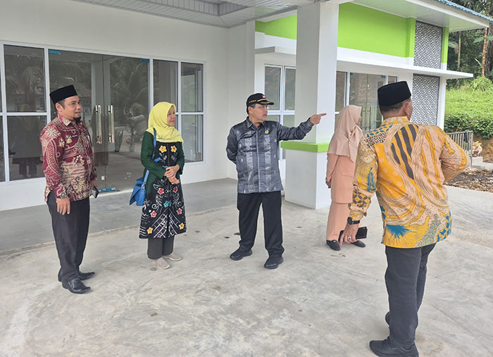 Tinjau KUA SBSN, Mahyudin Berharap Peningkatan Sarana Berbanding Lurus dengan Peningkatan Layanan 1 peninjauan --Kepala Kanwil Kemenag Sumbar, Mahyudin melakukan peninjauan dan pengecekan ke Gedung Balai Nikah dan Manasik Haji KUA Kecamatan Padang Sago Padang Pariaman, Kamis (26/9).
