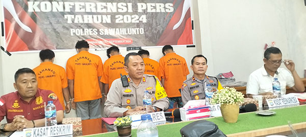 1 Pengedar dan 7 Pemakai Sabu Ditangkap 1 SABU— Kapolres Sawahlunto AKBP Purwanto Heri Subekti saat memaparkan penangkapan satu pengedar dan tujuh pemakai sabu.