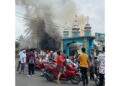 Kebakaran di Samping Masjid Nurul Hidayah, Jemaah Salat Jumat Berhamburan, Dua Petak Rumdin Milik Pemkab Sijunjung dan 3 Sepeda Motor Hangus Terbakar 11 Kebakaran di Samping Masjid Nurul Hidayah, Jemaah Salat Jumat Berhamburan, Dua Petak Rumdin Milik Pemkab Sijunjung dan 3 Sepeda Motor Hangus Terbakar